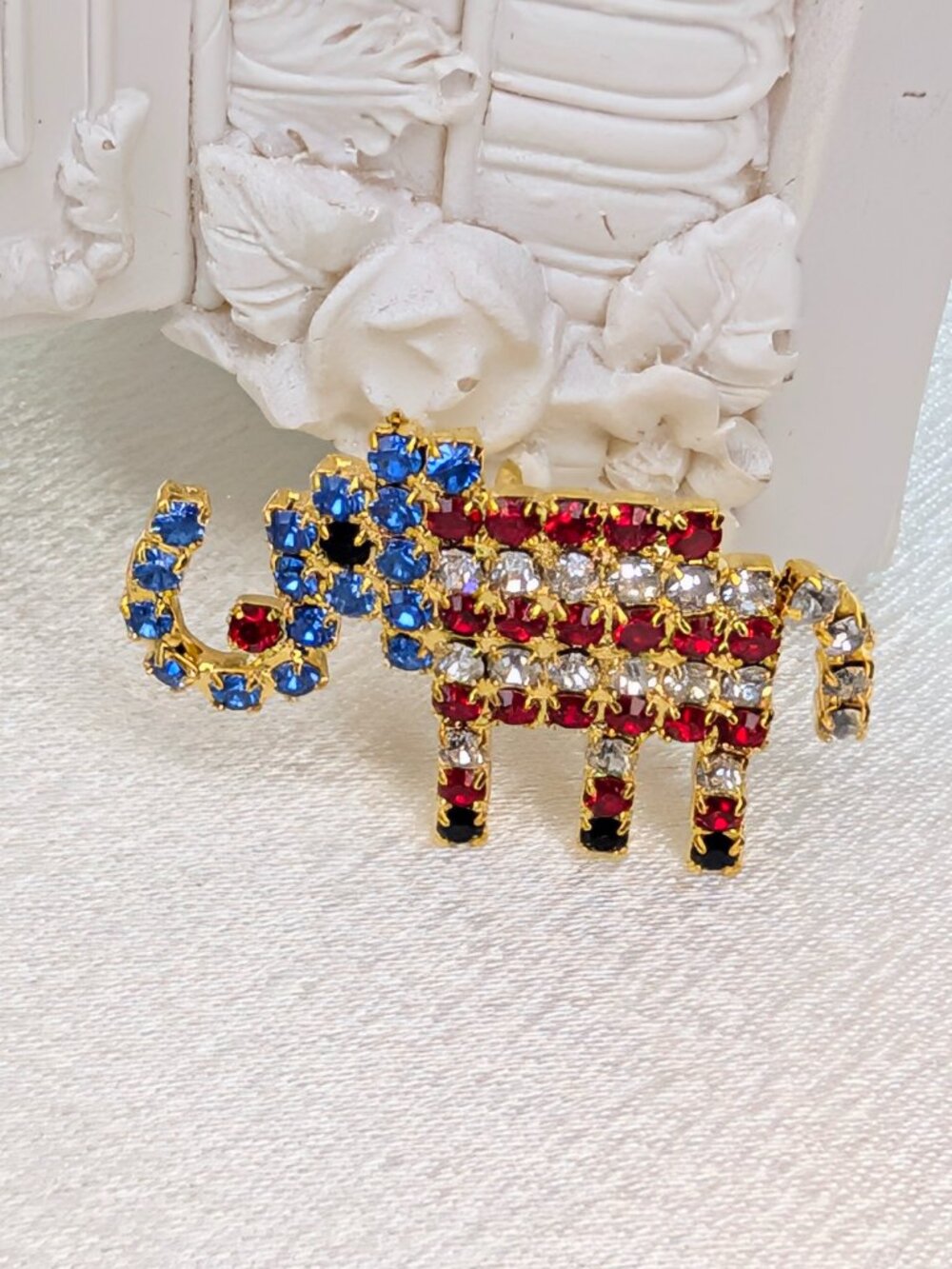 NEW patriotic elephant lapel Put'em Pin with articulated tail